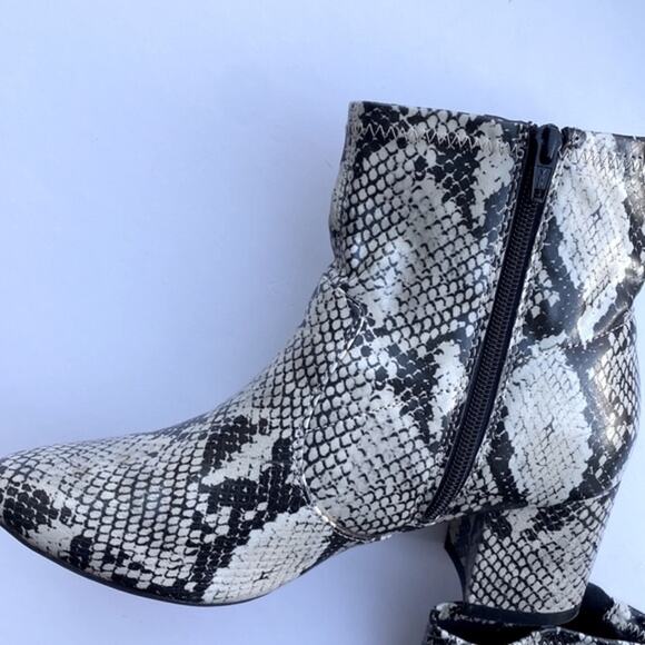 Womens 9 booties Memory Foam Fall ankle boots Stretch Boho Snake Time and Tru - Picture 5 of 15